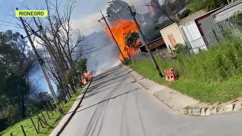 Incendio casi alcanza estación de gasolina en Rionegro 