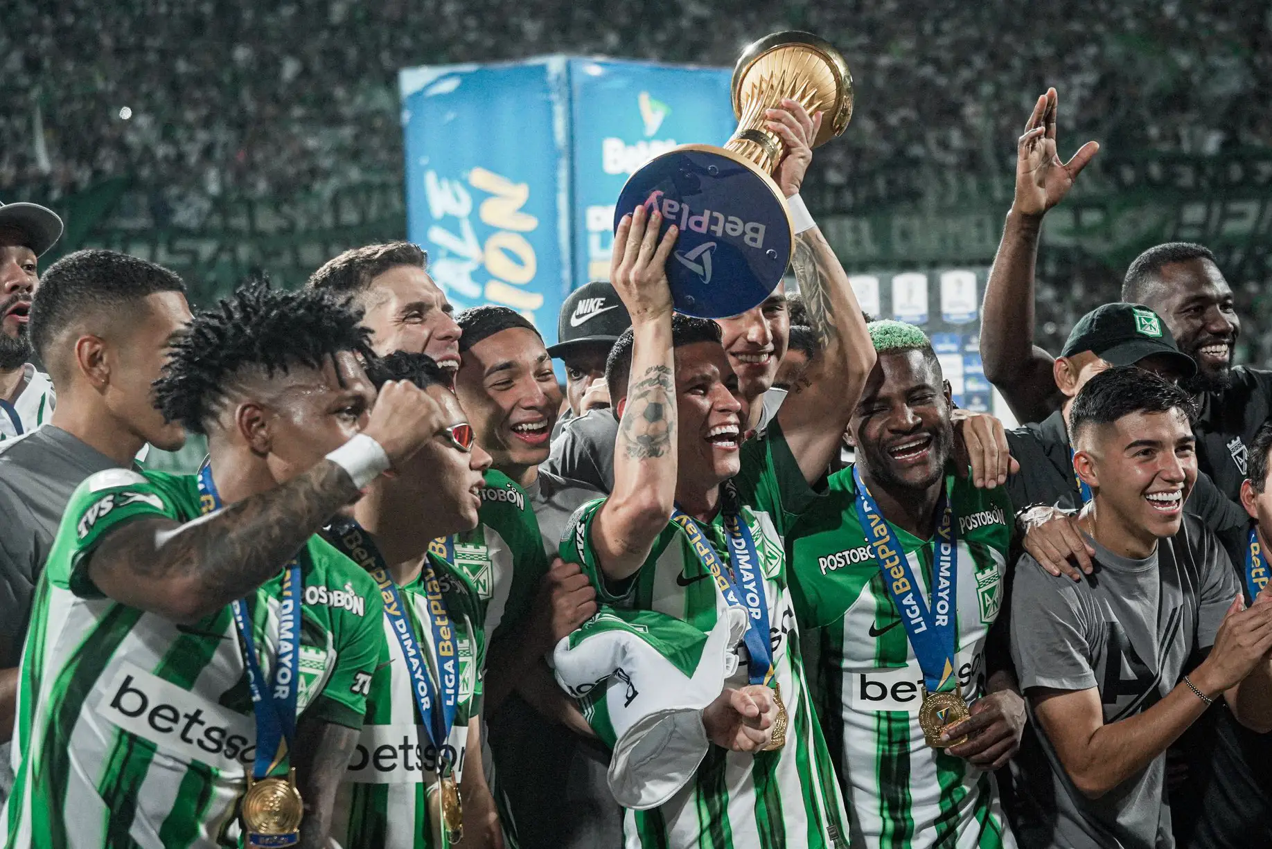 Jugadores de Atlético Nacional con trofeo del Torneo Finalización 2024.