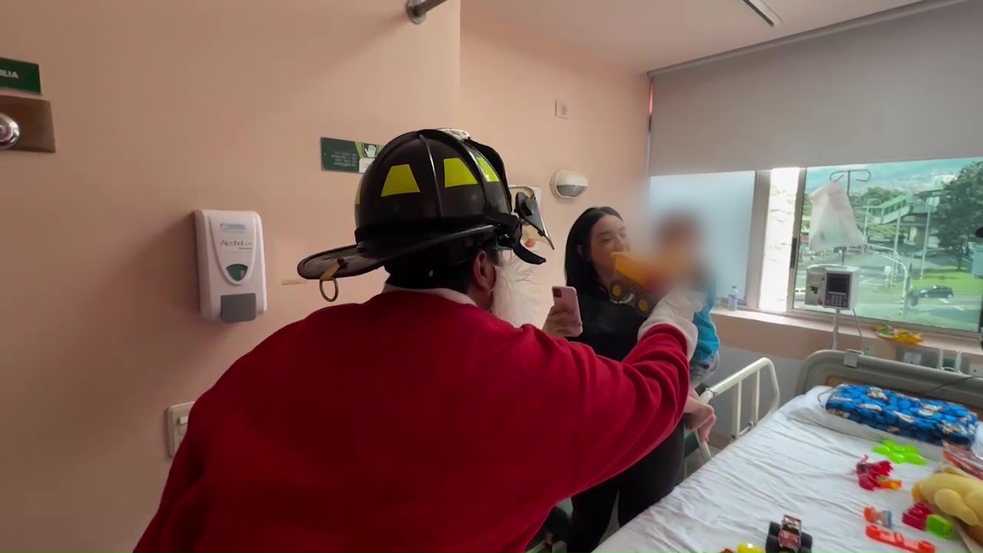 Bomberos llevan la alegría de la Navidad a niños hospitalizados