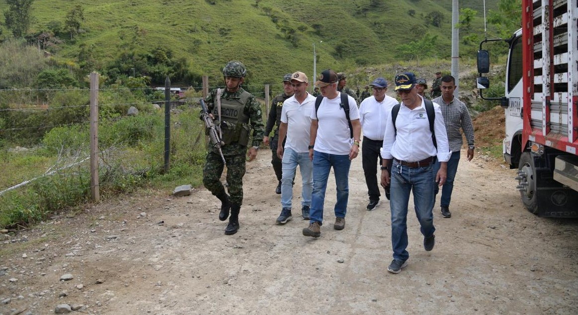 Gobernador de Antioquia refuerza seguridad en Briceño