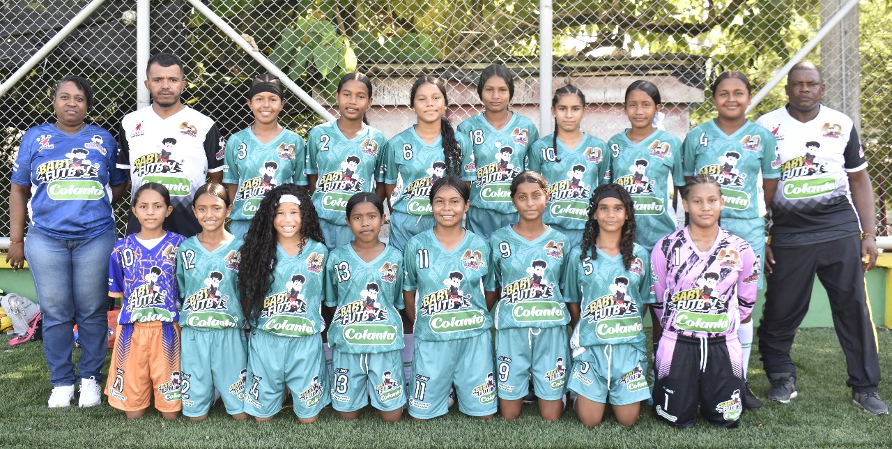 Hasta en chalupa van a entrenar las jugadoras de El Bagre que jugarán en el Festival de Festivales.