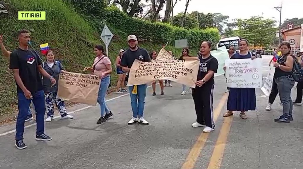 Con plantón buscan transporte escolar en Titiribí 