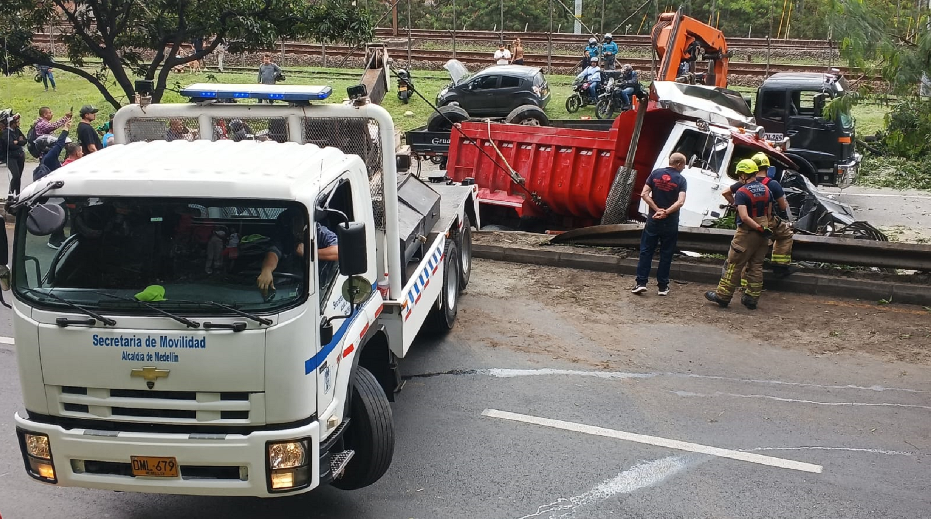 Impresionante accidente causa caos vehicular en la avenida Paralela de Medellín