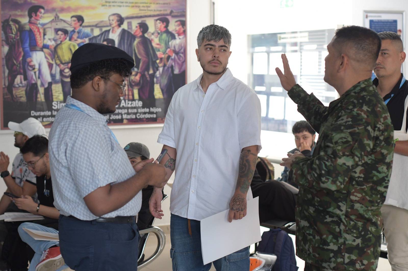 Hombre trans tramitando la libreta militar.