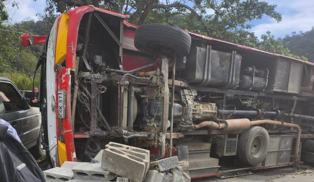 Accidente de bus deja un muerto y dos heridos en la vía entre Amalfi y Medellín