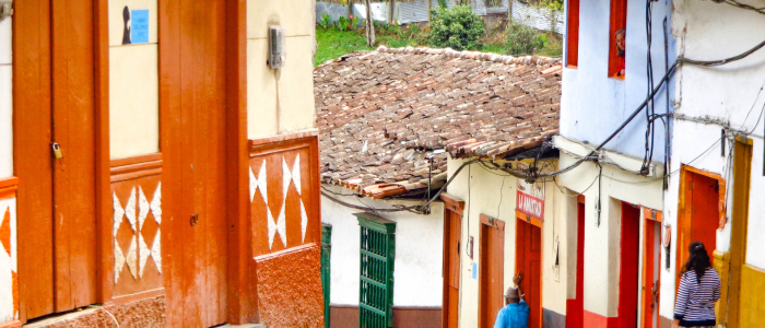 Antioquia, un rincón lleno de historia, cultura y belleza natural, te invita a recorrer sus pueblos más encantadores y descubrir la esencia de cada uno a través de sus fachadas más hermosas.