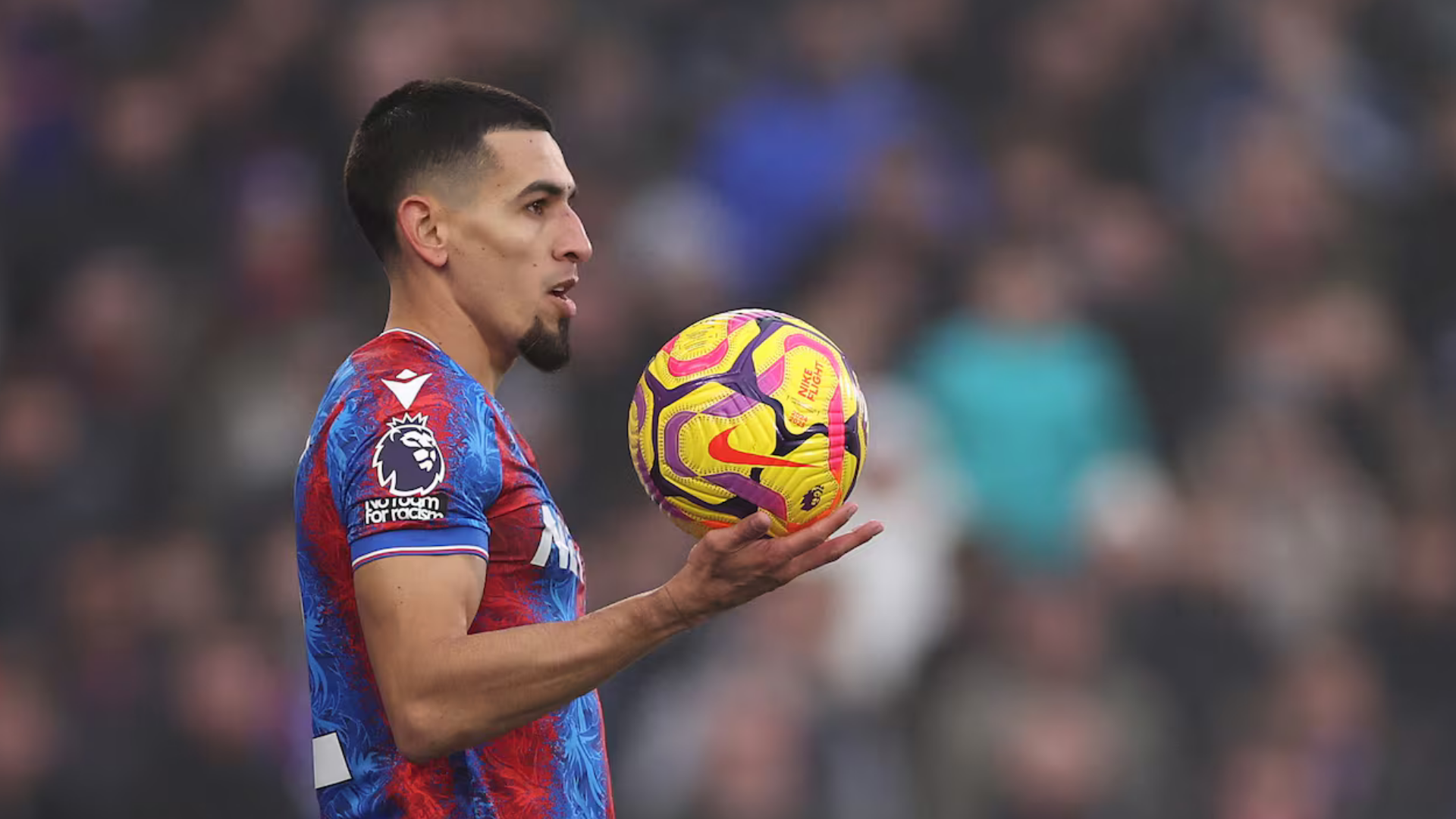 Daniel Muñoz, el talentoso lateral colombiano nacido en Amalfi, Antioquia, brilla en la Premier League con el Crystal Palace.