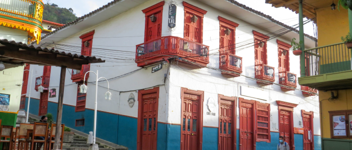 Antioquia, un rincón lleno de historia, cultura y belleza natural, te invita a recorrer sus pueblos más encantadores y descubrir la esencia de cada uno a través de sus fachadas más hermosas.