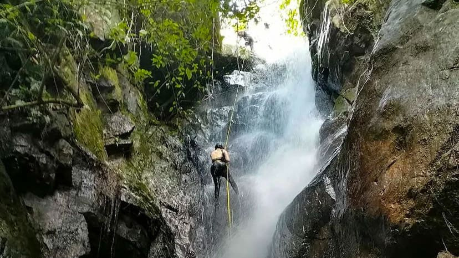 Antioquia te invita a descubrir sus impresionantes cascadas, a solo unas horas de Medellín. Vive la magia de sus paisajes naturales, rodeados de montañas y agua cristalina. ¡Es hora de conectar con la naturaleza y disfrutar de una experiencia única!