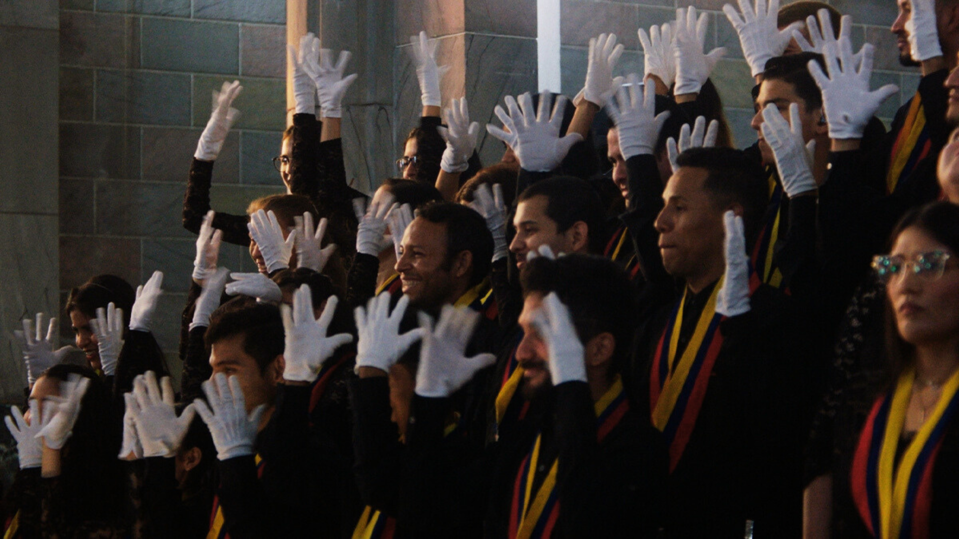 El documental El canto de las manos muestra cómo el venezolano Gustavo Dudamel integra a artistas sordos del Coro de Manos Blancas, resaltando inclusión y arte.