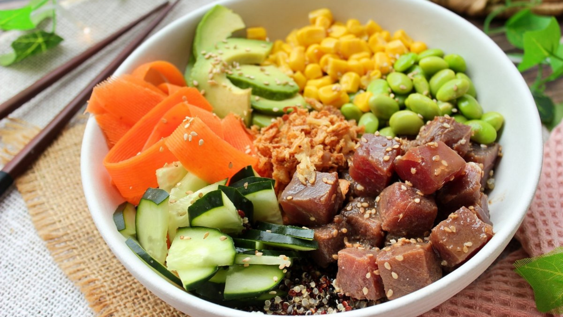 Receta sin carne para Semana Santa: quinoa con flor de jamaica, vegetales y atún. Saludable, deliciosa y fácil de preparar. 